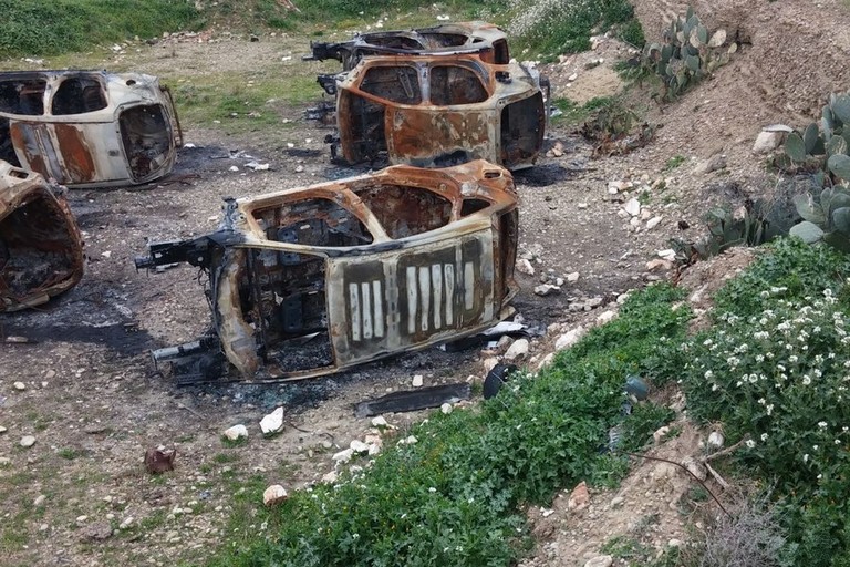 Cimitero di auto rubate scoperto dai Forestali