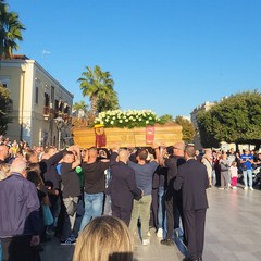 Natale Ricco accolto da un concerto di clacson nel giorno delle esequie