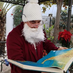 Babbo Natale e gli elfi in "Natale in cortile"