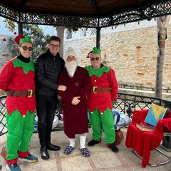 Babbo Natale e gli elfi in "Natale in cortile"