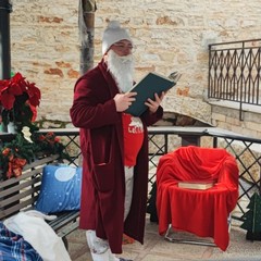 Babbo Natale e gli elfi in "Natale in cortile"