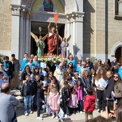 A San Ferdinando di Puglia la processione di Gesù Risorto invade le strade con canti di gioia