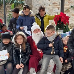 Babbo Natale e gli elfi in "Natale in cortile"