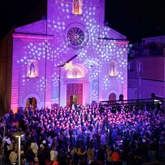 Gli alunni del De Amicis cantano sulle scalinate della Parrocchia B.V. Maria del SS. Rosario