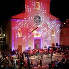 Gli alunni del De Amicis cantano sulle scalinate della Parrocchia B.V. Maria del SS. Rosario