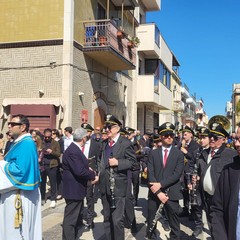 A San Ferdinando di Puglia la processione di Gesù Risorto invade le strade con canti di gioia