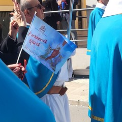 A San Ferdinando di Puglia la processione di Gesù Risorto invade le strade con canti di gioia
