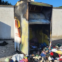 A San Ferdinando incendiato un bidone per la raccolta di indumenti usati