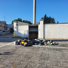 A San Ferdinando incendiato un bidone per la raccolta di indumenti usati