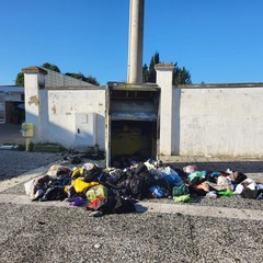A San Ferdinando incendiato un bidone per la raccolta di indumenti usati