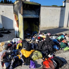 A San Ferdinando incendiato un bidone per la raccolta di indumenti usati