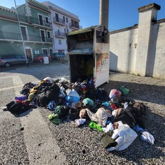 A San Ferdinando incendiato un bidone per la raccolta di indumenti usati