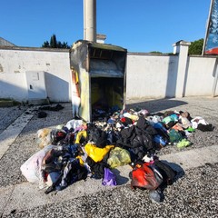 A San Ferdinando incendiato un bidone per la raccolta di indumenti usati