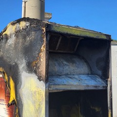 A San Ferdinando incendiato un bidone per la raccolta di indumenti usati