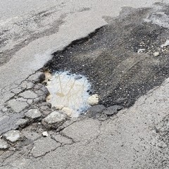 Strade colabrodo a San Ferdinando: l'ira dei residenti per le voragini
