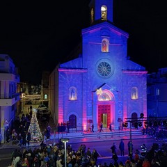 Gli alunni del De Amicis cantano sulle scalinate della Parrocchia B.V. Maria del SS. Rosario