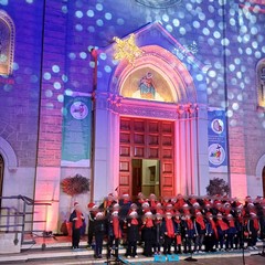 Gli alunni del De Amicis cantano sulle scalinate della Parrocchia B.V. Maria del SS. Rosario