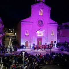 Gli alunni del De Amicis cantano sulle scalinate della Parrocchia B.V. Maria del SS. Rosario