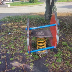 A San Ferdinando giochi per bambini danneggiati o distrutti