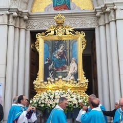 La Festa della Madonna del Rosario si rinnova tra Messa solenne e processione tra le vie cittadine
