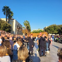 Natale Ricco accolto da un concerto di clacson nel giorno delle esequie