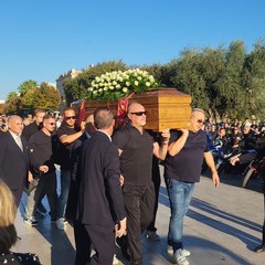 Natale Ricco accolto da un concerto di clacson nel giorno delle esequie