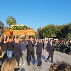 Natale Ricco accolto da un concerto di clacson nel giorno delle esequie