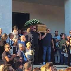 Natale Ricco accolto da un concerto di clacson nel giorno delle esequie