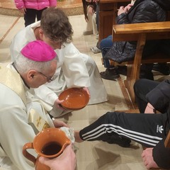 L’arcivescovo Mons. D’Ascenzo celebra il rito della lavanda dei piedi al Sacro Cuore di Gesù