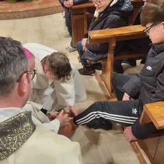 L’arcivescovo Mons. D’Ascenzo celebra il rito della lavanda dei piedi al Sacro Cuore di Gesù