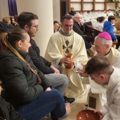 L’arcivescovo Mons. D’Ascenzo celebra il rito della lavanda dei piedi al Sacro Cuore di Gesù