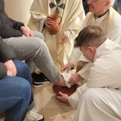 L’arcivescovo Mons. D’Ascenzo celebra il rito della lavanda dei piedi al Sacro Cuore di Gesù