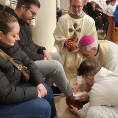 L’arcivescovo Mons. D’Ascenzo celebra il rito della lavanda dei piedi al Sacro Cuore di Gesù