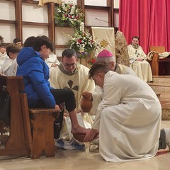 L’arcivescovo Mons. D’Ascenzo celebra il rito della lavanda dei piedi al Sacro Cuore di Gesù