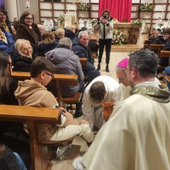 L’arcivescovo Mons. D’Ascenzo celebra il rito della lavanda dei piedi al Sacro Cuore di Gesù