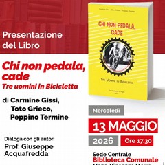 “Chi non pedala, cade: tre uomini in bicicletta”