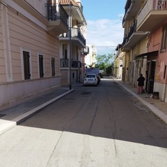 Riprese le attività di taglio delle erbe infestanti presenti sui marciapiedi e piazze di San Ferdinando