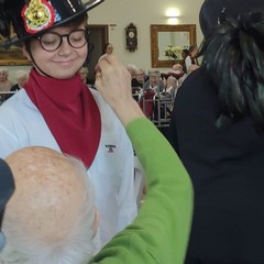 L’Asssociazione Bersaglieri accoglie con la marcia tipica gli anziani della struttura
