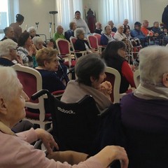L’Asssociazione Bersaglieri accoglie con la marcia tipica gli anziani della struttura