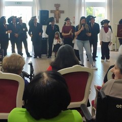 L’Asssociazione Bersaglieri accoglie con la marcia tipica gli anziani della struttura