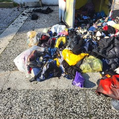 A San Ferdinando incendiato un bidone per la raccolta di indumenti usati