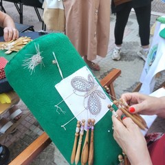 A San Ferdinando continua la conoscenza dell'arte del tombolo