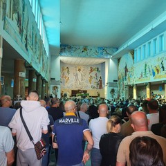Natale Ricco accolto da un concerto di clacson nel giorno delle esequie