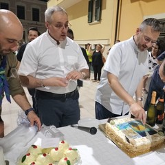 Padre Luigi taglia la torta