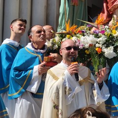 A San Ferdinando di Puglia la processione di Gesù Risorto invade le strade con canti di gioia