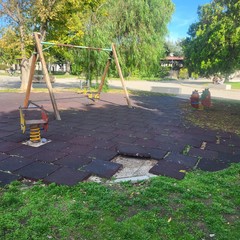 A San Ferdinando giochi per bambini danneggiati o distrutti