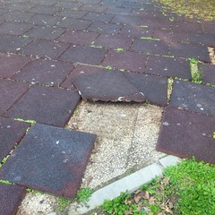 A San Ferdinando giochi per bambini danneggiati o distrutti