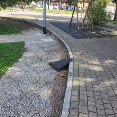 A San Ferdinando giochi per bambini danneggiati o distrutti