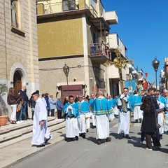 A San Ferdinando di Puglia la processione di Gesù Risorto invade le strade con canti di gioia
