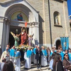 A San Ferdinando di Puglia la processione di Gesù Risorto invade le strade con canti di gioia
